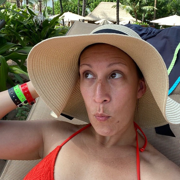 Meet your Posher, Aurora - Picture 3 of 5